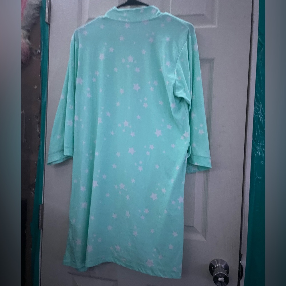 Robe - Picture 2 of 3